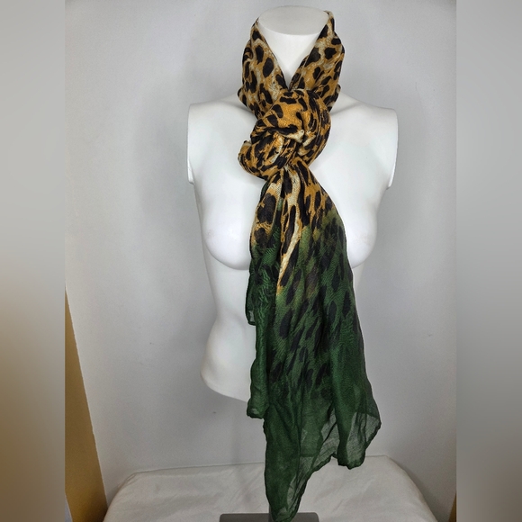 OnDList Elegant Leopard Print Scarf with Green Accent - Picture 2 of 7